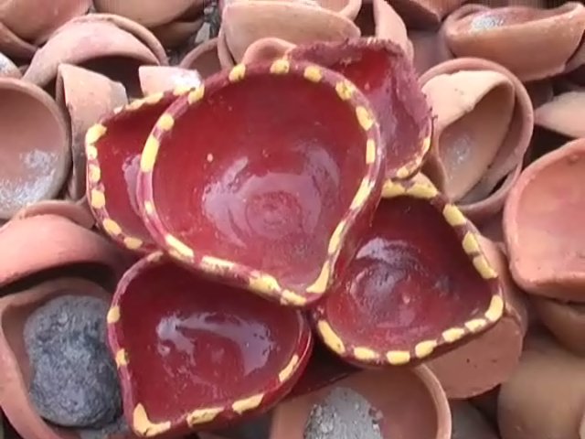 अब भारतीय दियो से रोशन करो अपनी दिवाली,कुम्हारो के जीवन में दो नया उजाला !