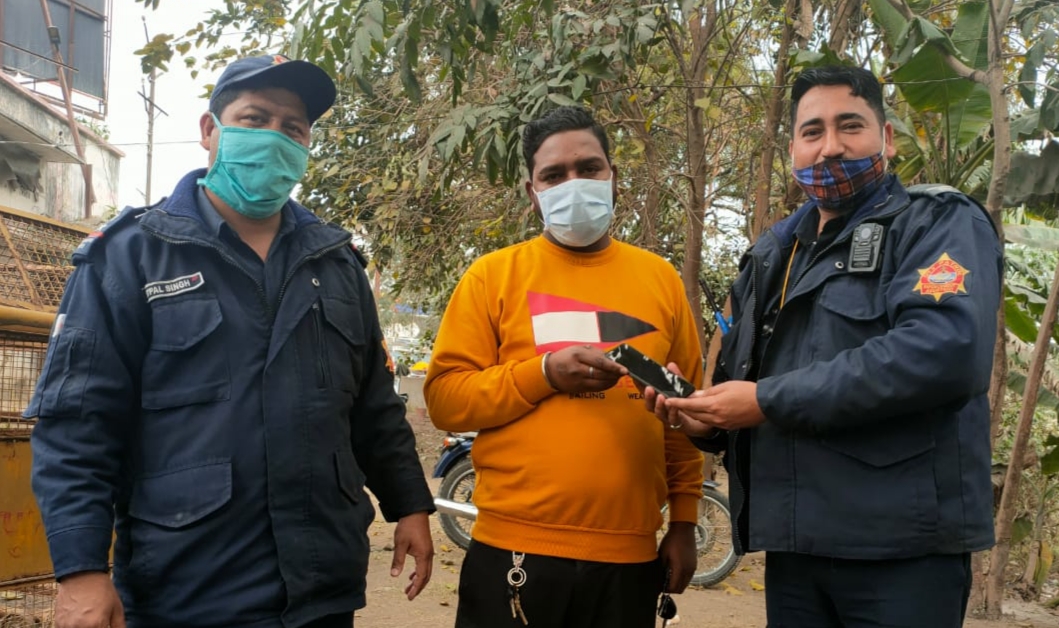 सीपीयू कर्मियों की ईमानदारी,गिरा हुआ मिला मोबाइल असली मालिक को सौपा !