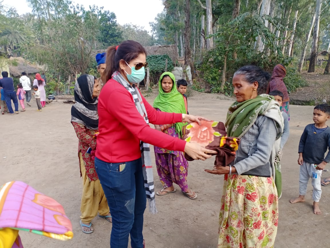'रुद्रपुर राइजिंग फाउंडेशन' की महिला इकाई ने ज़रूरतबंदो को बाटे कम्बल ! 