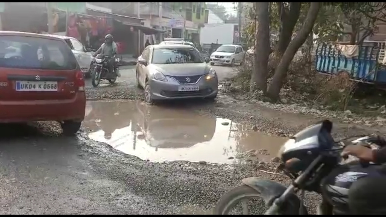 अरे यह क्या सड़क में बन गये बड़े बड़े गड्डे,सावधान ! बच कर निकलना !