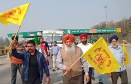 कृषि कानूनों के विरोध में किसानो ने टोल प्लाज़ा को फ्री कर किया धरना,प्रदर्शन 