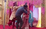 देखिये वीडियो .... दूल्हा ने दुल्हन की फोटो खींच रहे फोटोग्राफर को क्यों मारा ? 