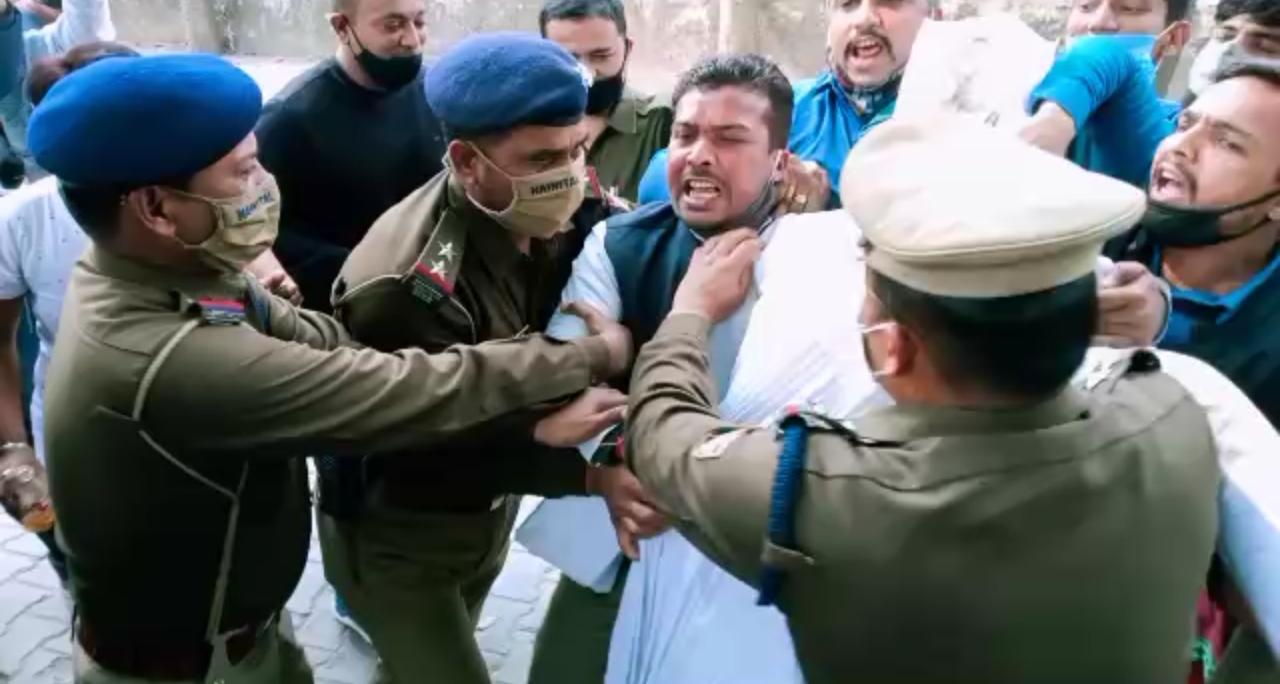 देखिये वीडियो .....कैसे छीना पुलिस ने कॉंग्रेसी नेता से मुख्यमंत्री का पुतला 
