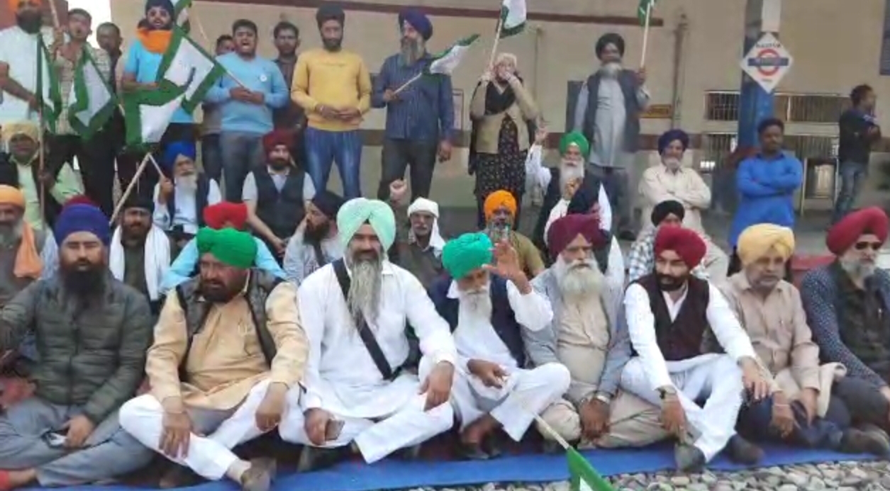 बाजपुर : किसानों ने रेलवे ट्रैक पर बैठ कर किया 'रेल रोको आंदोलन'  