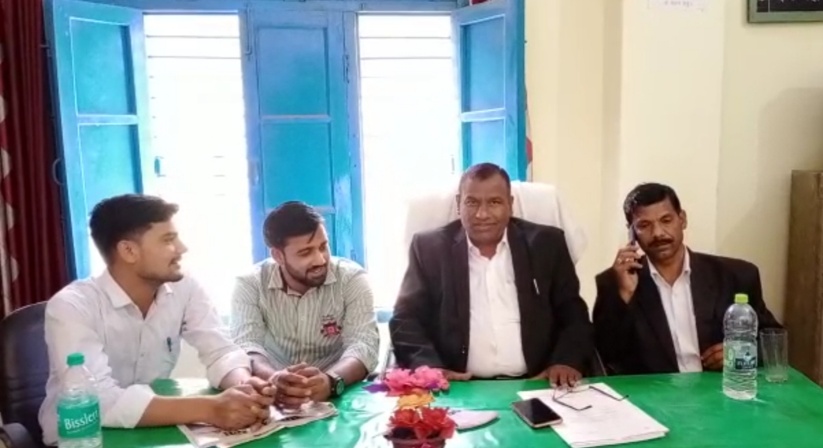 जज सीनियर डिविजन की स्थाई स्थापना को लेकर अधिवक्ताओं ने सौपा ज्ञापन