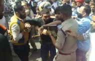 एक्सक्लूसिव : देखिये.....वीडियो क्यों मामूली विवाद में सरे बाज़ार एक युवक को पहले पीटा और फिर नाले में फेका 