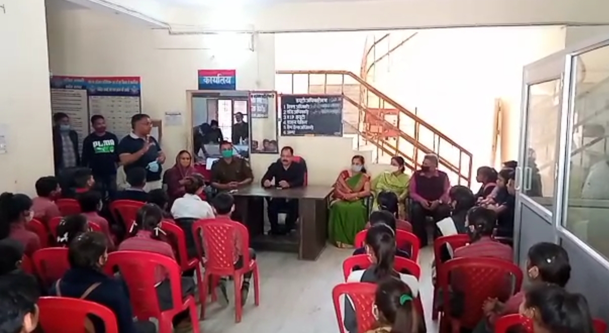 देखिये... कहाँ कोतवाली में क्लास रूम बना कर बच्चो को पढ़ा रहे है वर्दीधारी ?  