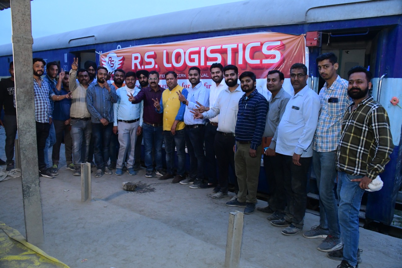 रेल मंत्री पीयूष गोयल के सहयोग से फूड प्रोडक्ट्स को लेकर ट्रेन कोलकाता रवाना 