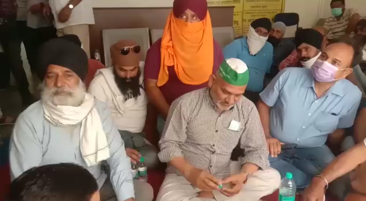 फसलों में बिजली के शार्ट सर्किट से लगने वाली आग लगने से भड़के किसान