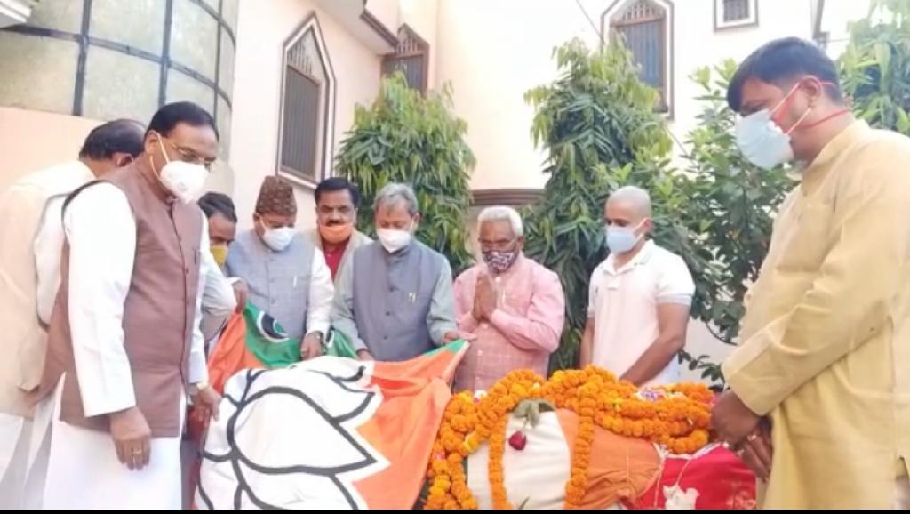 पूर्व केंद्रीय मंत्री बच्ची सिंह रावत को उत्तराखंड के मुख्यमंत्री तीरथ सिंह रावत ने दी श्रद्धांजलि 