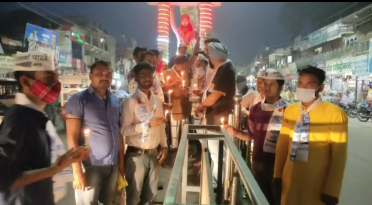 छत्तीसगढ़ के बीजापुर जिले में शहीद हुए 22 जवानों को कैंडल मार्च निकाल कर दी श्रद्धांजलि 