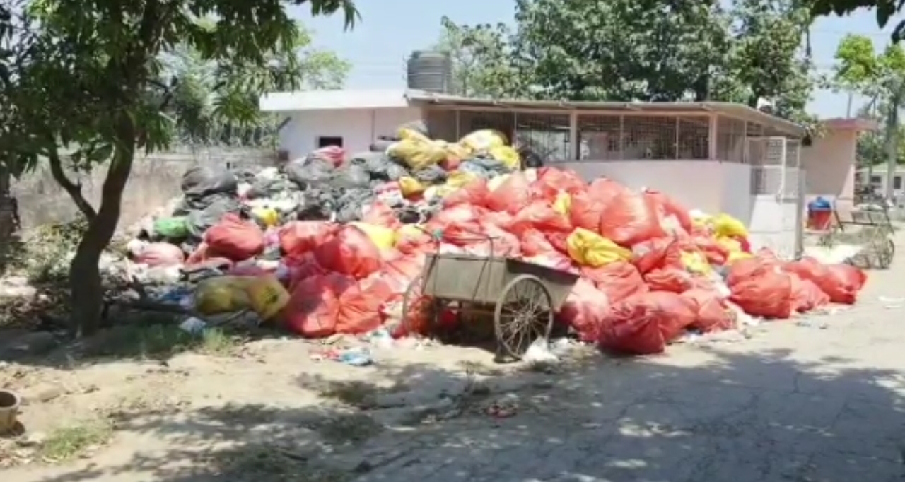 जिला अस्पताल में लगा 'बायो मेडिकल वेस्टेज' का ढेर, मौत को दे रहा है खुली दावत 