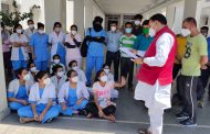 दो माह से वेतन न मिलने से नाराज़ आउटसोर्स स्वास्थ्य कर्मी हड़ताल पर,विधायक राजेश शुक्ला ने सुनी उनकी समस्याये 