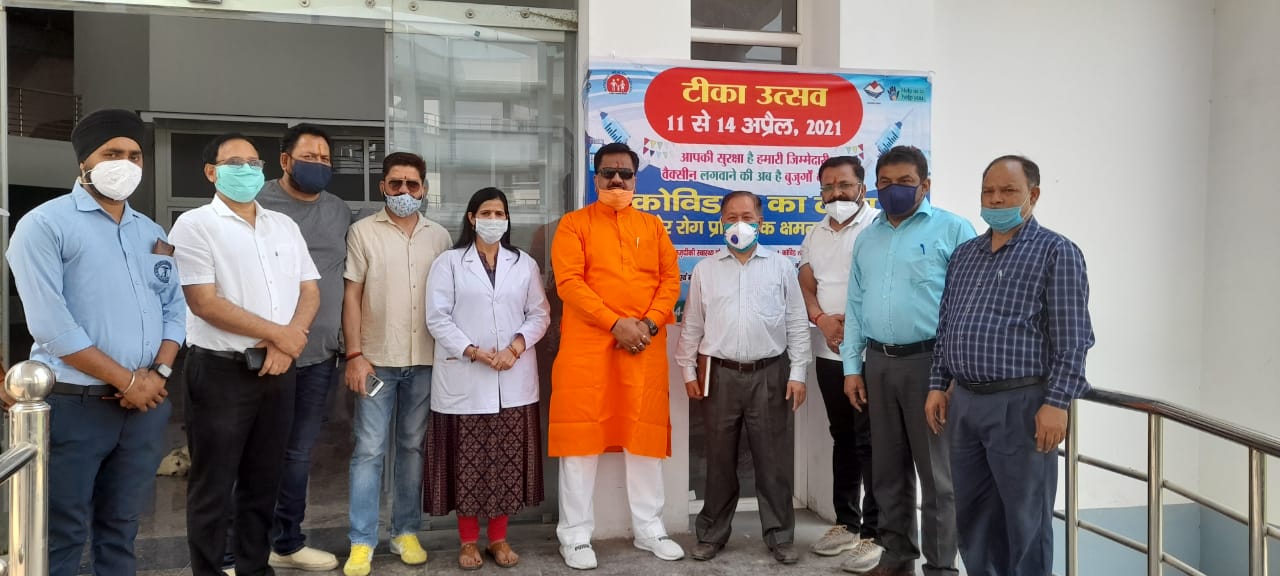 'टीका उत्सव' पर संजय ठुकराल ने लगवाई कोरोना वैक्सीन 