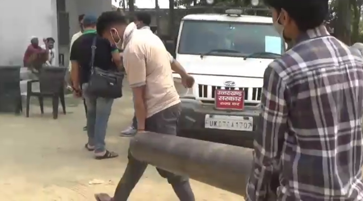 उत्तर प्रदेश राज्य की जनता 'ऑक्सीजन' के लिये उत्तराखंड में भटक रही है 