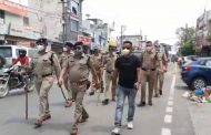 कोविड-19 के नियमों का पालन कराने के लिए पुलिस ने निकाला फ्लैग मार्च