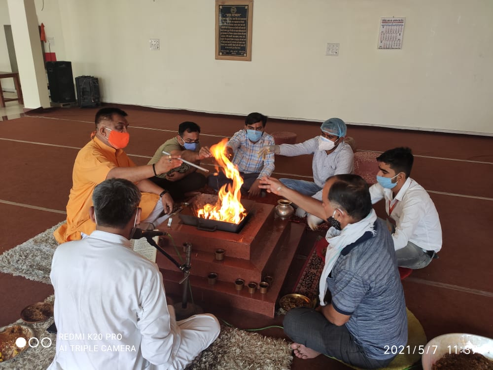वैश्विक महामारी कोरोना से विश्व मुक्ति के लिये विधायक राज कुमार ठुकराल ने किया हवन  