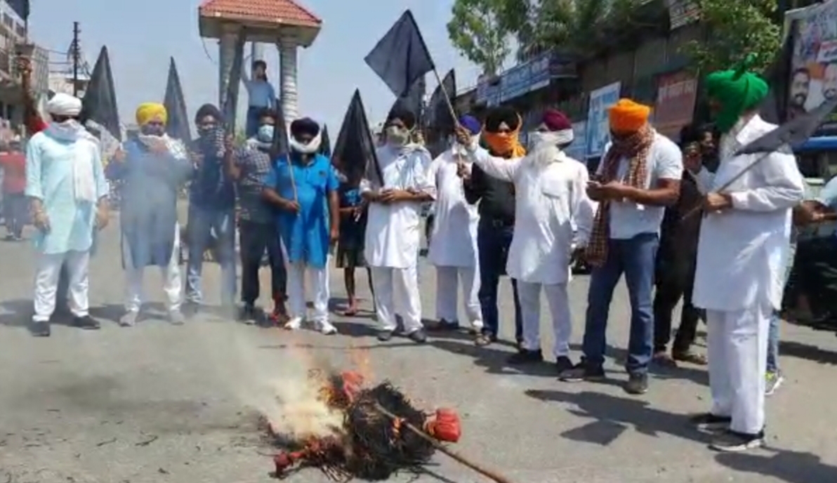 कृषि कानूनो के विरोध में किसानो ने 'काला दिवस' मनाया 