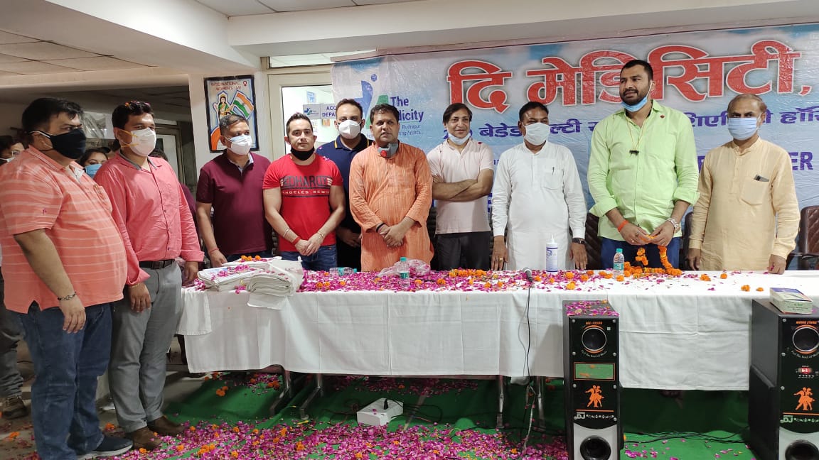 देवभूमि व्यापार मंडल ने 'मेडिसिटी हॉस्पिटल' के स्टाफ का फूल माला और पुष्प वर्षा करकेकिया स्वागत 