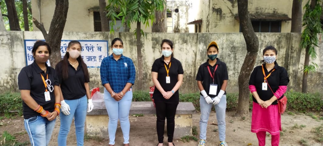 'प्रयास मानव विकास सोसाइटी' नामक संस्था जरूरतमंद लोगों तक पहुंचा रही खाने के पैकेट