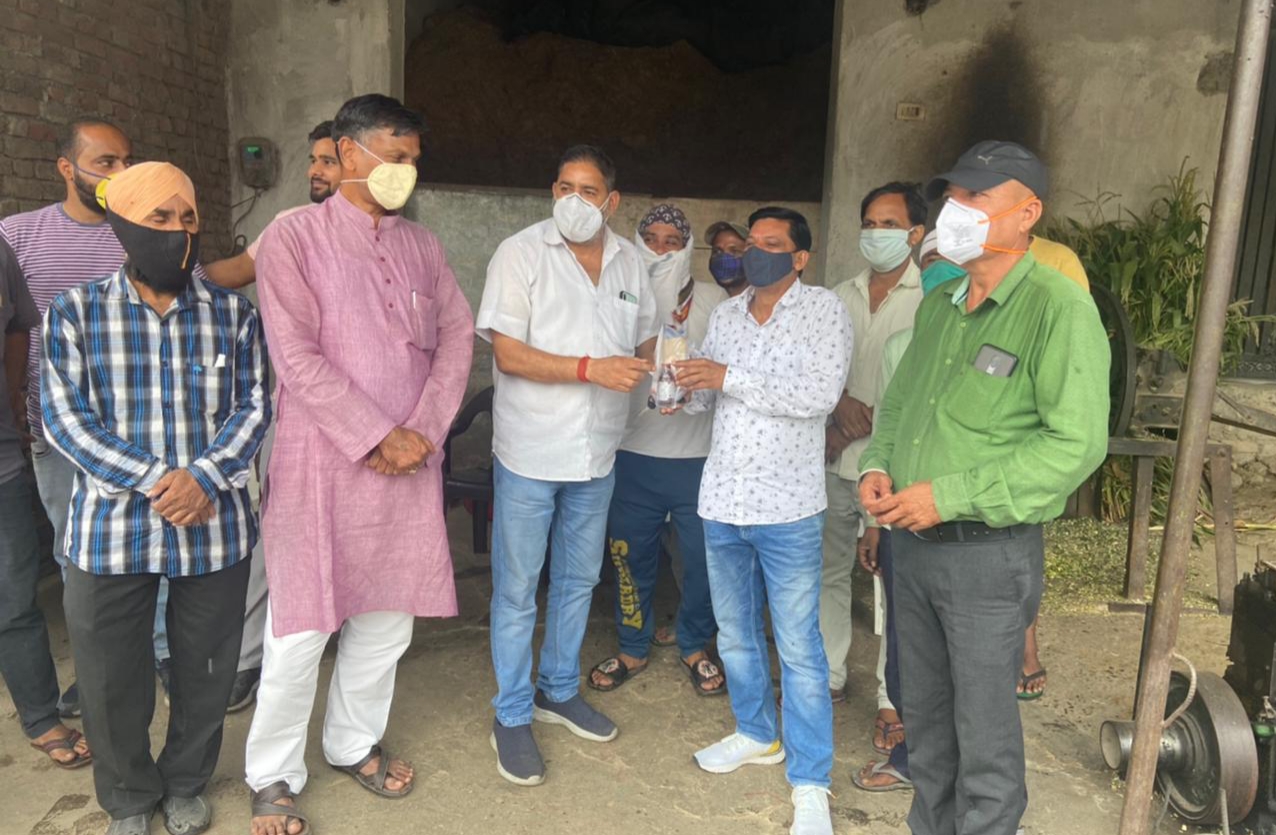 कॉंग्रेसियो ने बाटे ऑक्सीमीटर, सैनिटाइजर, मास्क और जरूरतमंदों को दिया राशन 