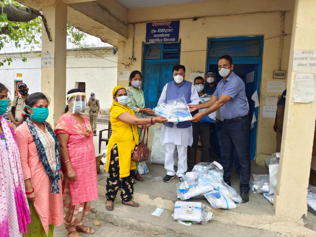 विधायक राजेश शुक्ला ने आशा कार्यकत्री और आंगनबाड़ी कार्यकत्रियों को बाटी स्वास्थ्य सुरक्षा किट