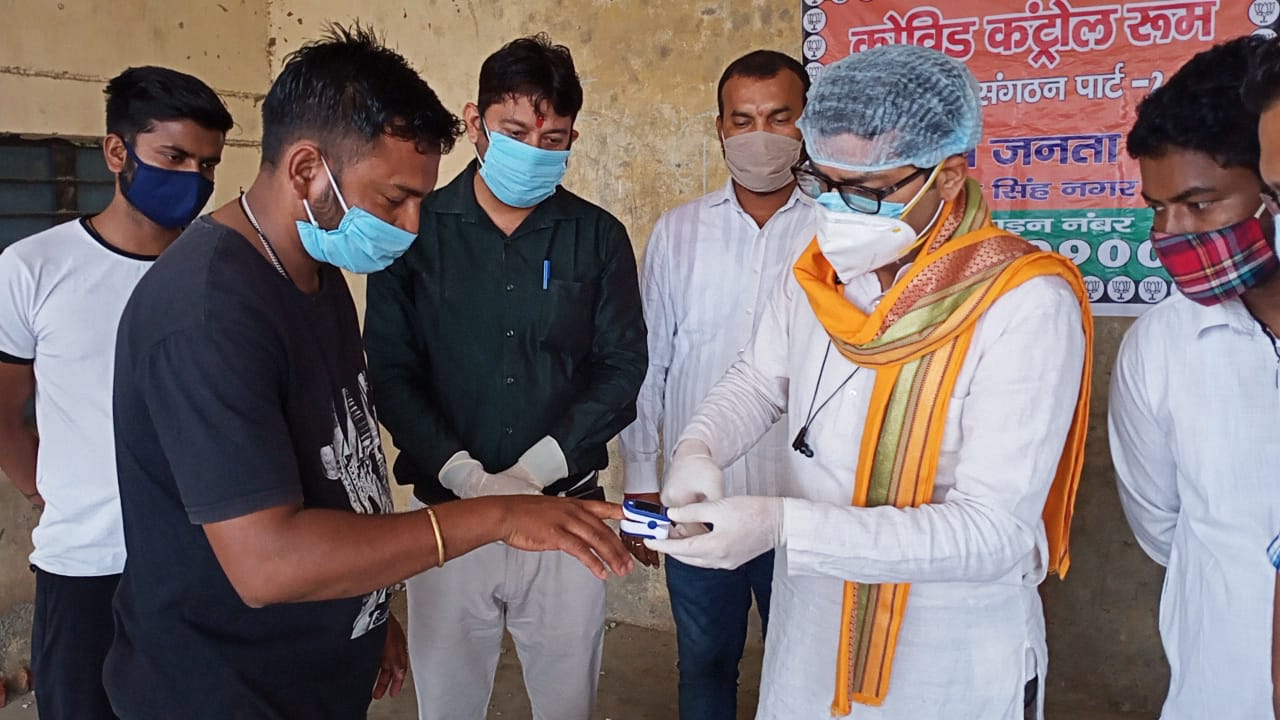 भाजपा जिलाध्यक्ष शिव अरोरा ने बाटे निशुल्क आकसीमीटर    