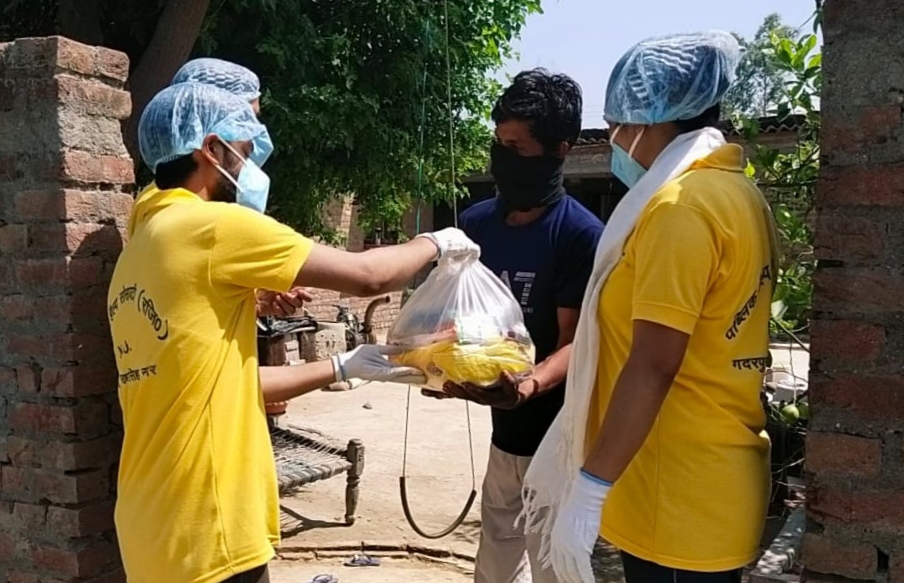 'पब्लिक हैल्प सोसायटी' संस्था 'कोरोना वॉरियर्स' बनकर कर रही है ज़रूरतमंदो की मदद