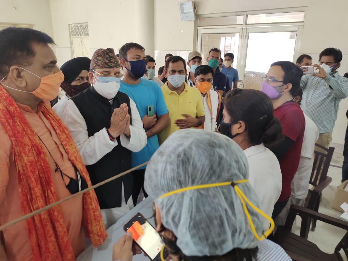 गुरुद्वारा गुरु सिंह सभा में वैक्सीनेशन कैम्प का सांसद अजय भट्ट एवं विधायक राजकुमार ठुकराल ने किया निरीक्षण 