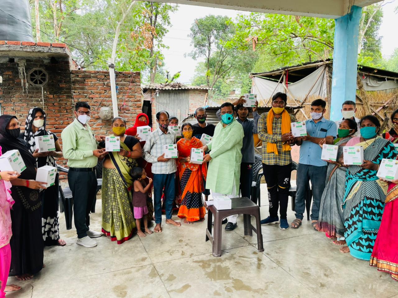 समाजसेवी भारत भूषण चुघ ने 'आयुष किट' वितरित की  