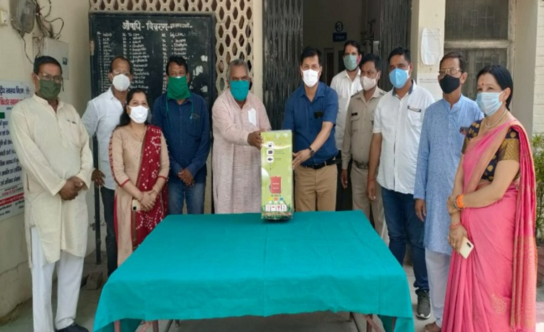 विधायक नवीन दुम्का ने 'हैन्ड सैनिटाइजर मशीन' का किया वितरण  