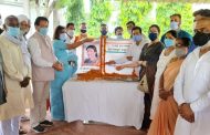 श्रद्धांजलि सभा में कांग्रेस नेताओ ने स्वर्गीय इंदिरा हृदयेश के चित्र पर श्रद्धा सुमन अर्पित किये    