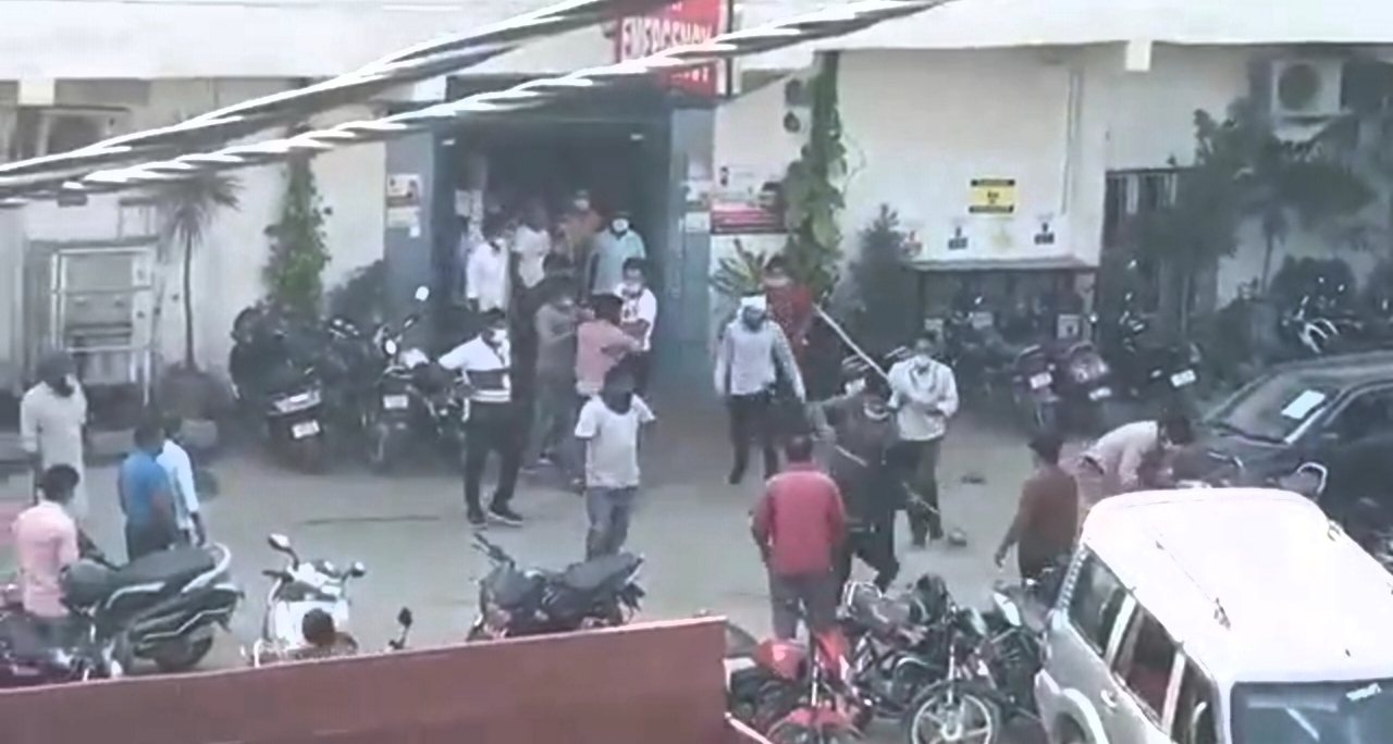 देखिये वीडियो...कहां का है यह अस्पताल है जहाँ तीमारदारों को दौड़ा दौड़ा कर पीटा जाता है ?