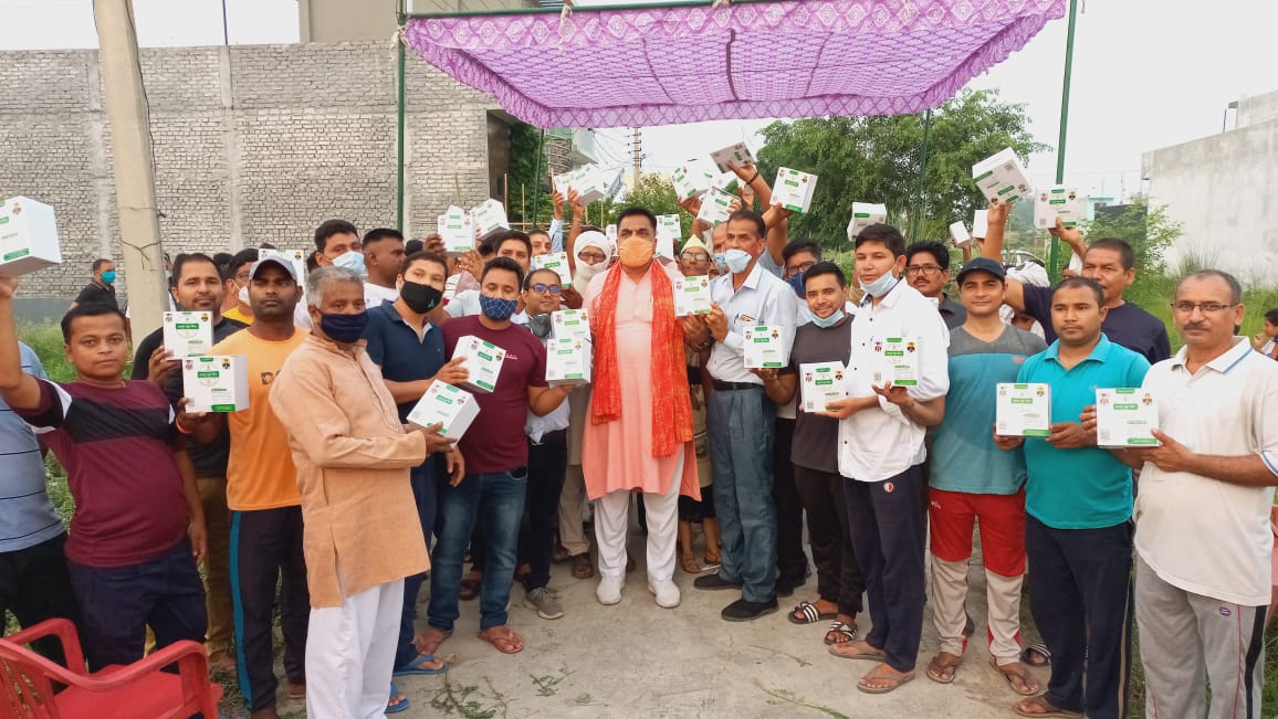 विधायक राज कुमार ठुकराल ने 'आयुष किट' वितरित की 