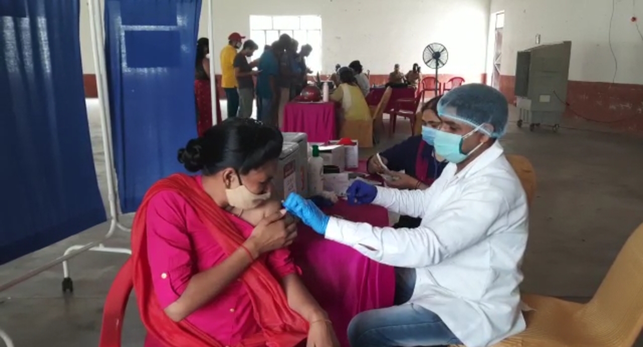 'वैक्सीनेशन' के बीच हुई 'वैक्सीन' खत्म लोगो को करना पड़ा इन्तेज़ार 
