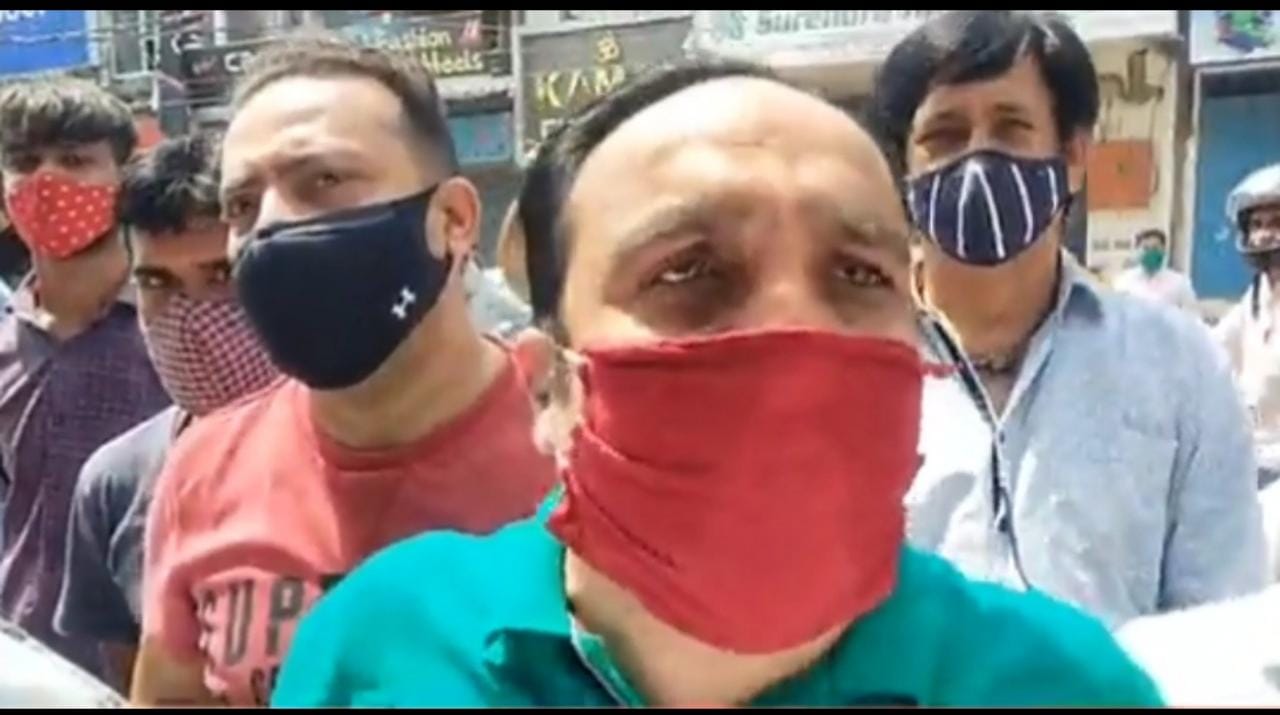 देखिये वीडियो...आख़िर क्यों व्यपारियों को कहना पड़ा विधायक जी इस्तीफ़ा दे दो