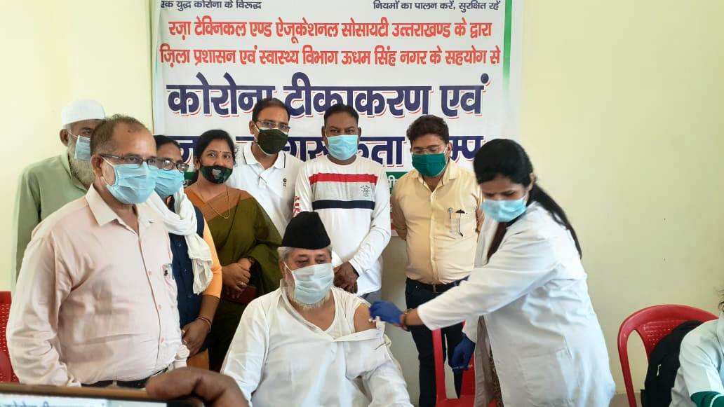 मदरसा जामियातुल हसनात में लगा 'वैक्सीनेशन कैंप'  