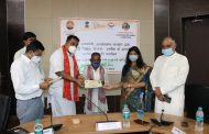 कलेक्ट्रेट सभागार में लाभार्थियों को प्रमाण पत्र किये गये वितरित