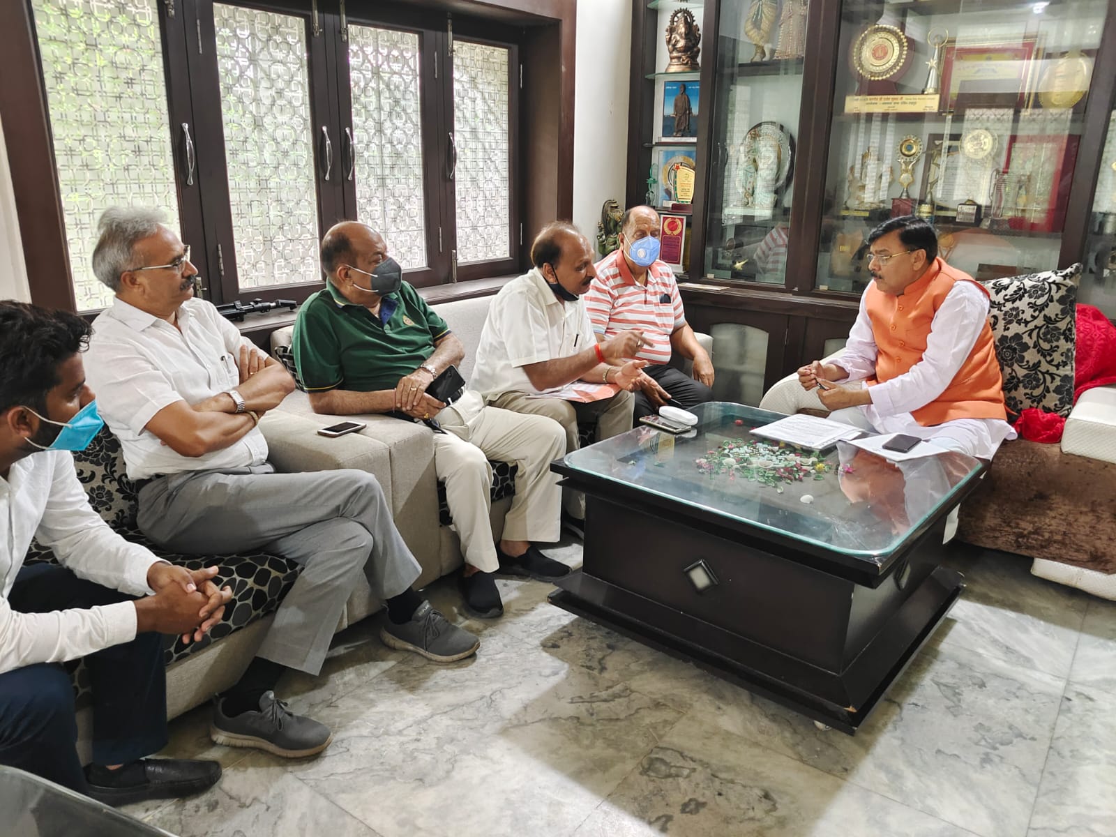 उत्तराखंड पेट्रोलियम ट्रेडर्स एसोसिएशन के प्रतिनिधि मंडल ने मुख्यमंत्री को सम्बोधित पत्र विधायक राजेश शुक्ला को सौपा 