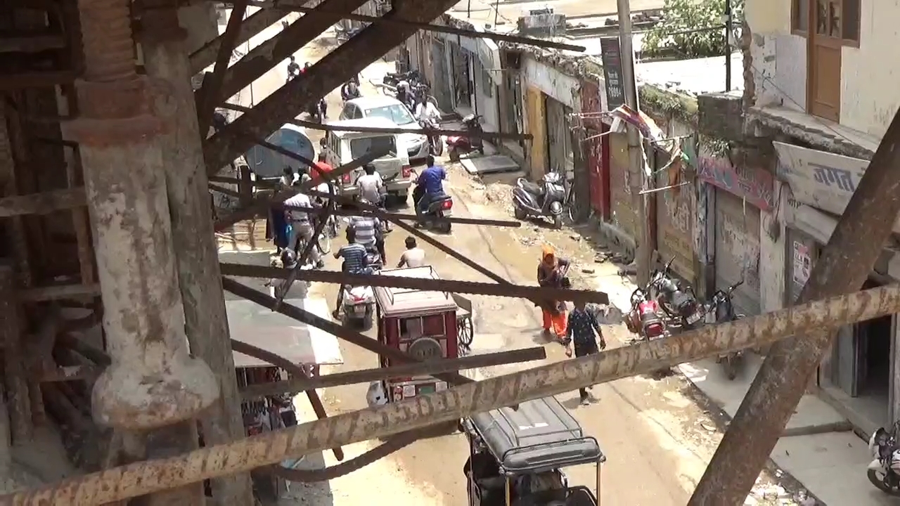 देखिये....कहा निर्माणाधीन 'ओवर ब्रिज' बन रहा है दुर्घटना का सबब