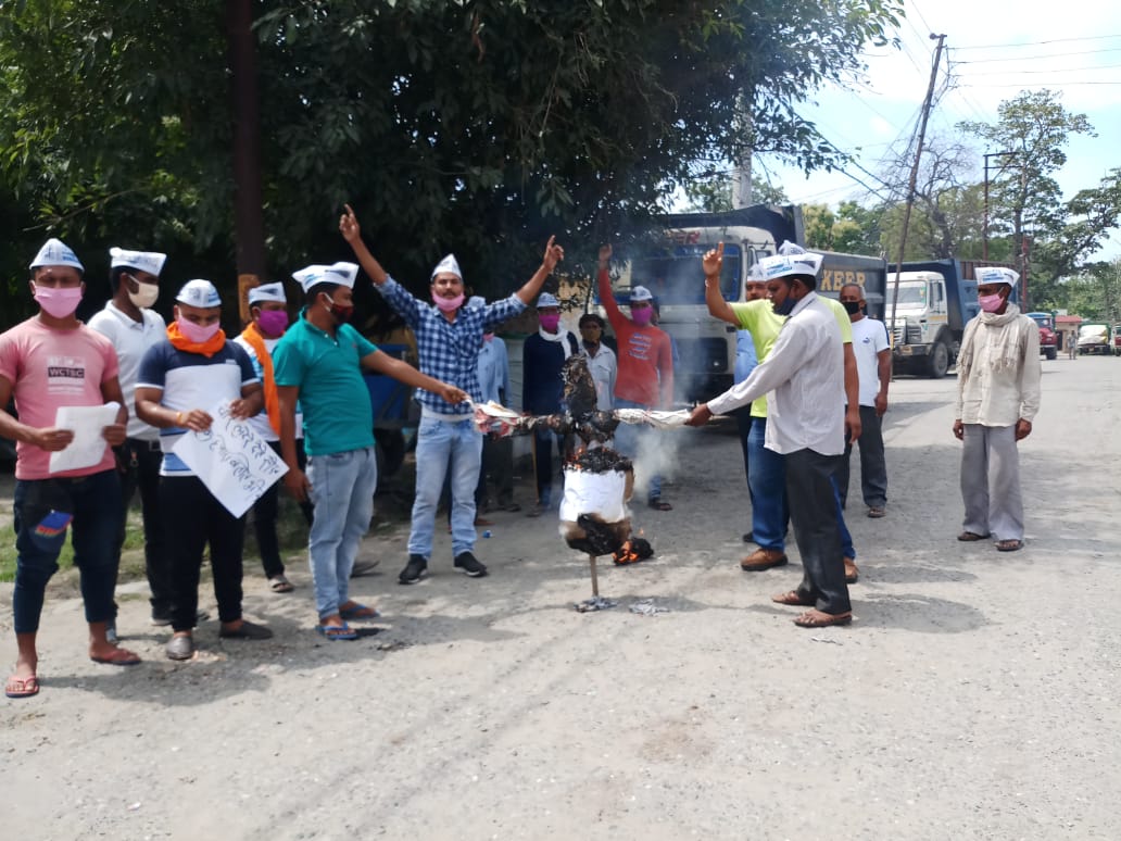 भाजपा नेता के ब्यान से आक्रोशित आम आदमी पार्टी ने भाजपा सरकार का पुतला फूका 