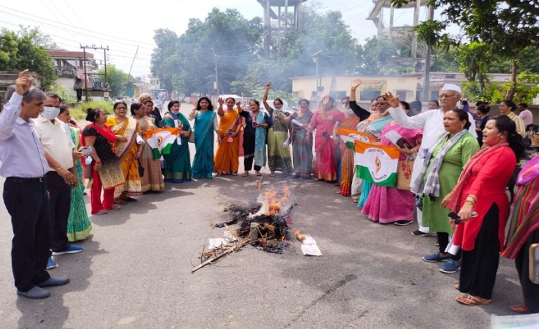 महंगाई के खिलाफ महिला कांग्रेस कार्यकर्ताओं ने किया प्रदर्शन