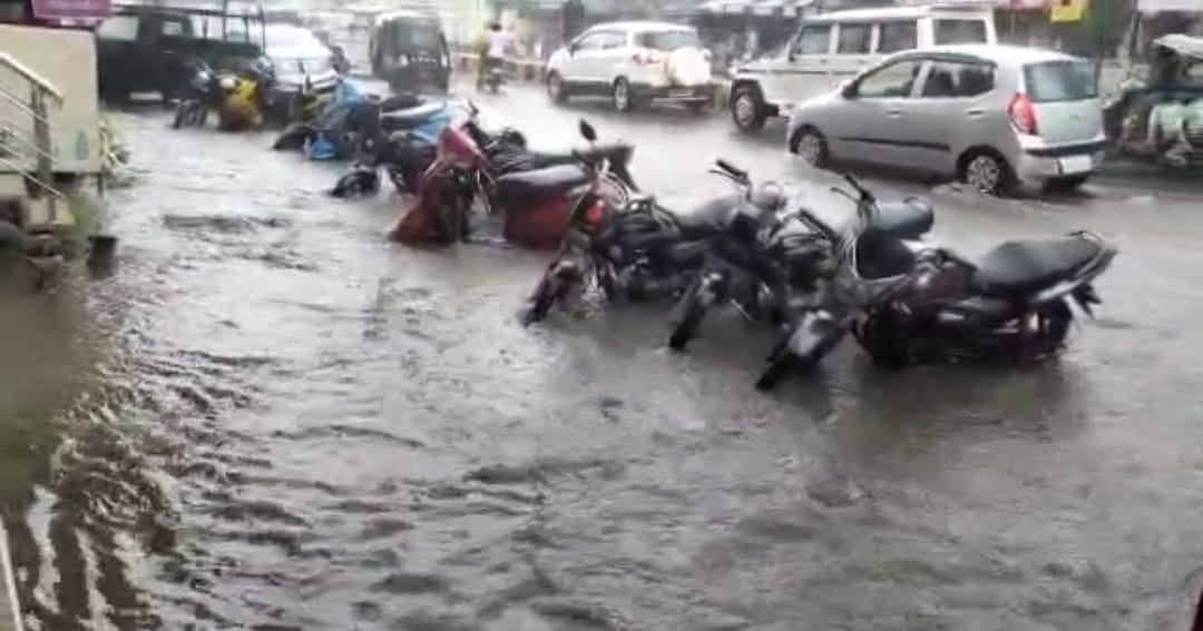 देखिये...किस शहर की सड़के नदी में तब्दील हो गई ?