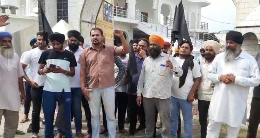 देखिये... कहाँ किसानो ने कैबिनेट मंत्री यशपाल आर्य के खिलाफ नारेबाजी करके दिखाये काले झंडे ?