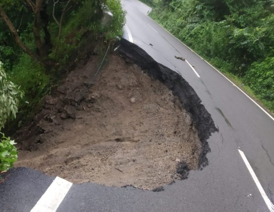 देखिये...वीडियो नैनीताल जाने वाले डॉन बॉस्को स्कूल के पास कैसे भूस्खलन से खाई में समा गई आधी सड़क