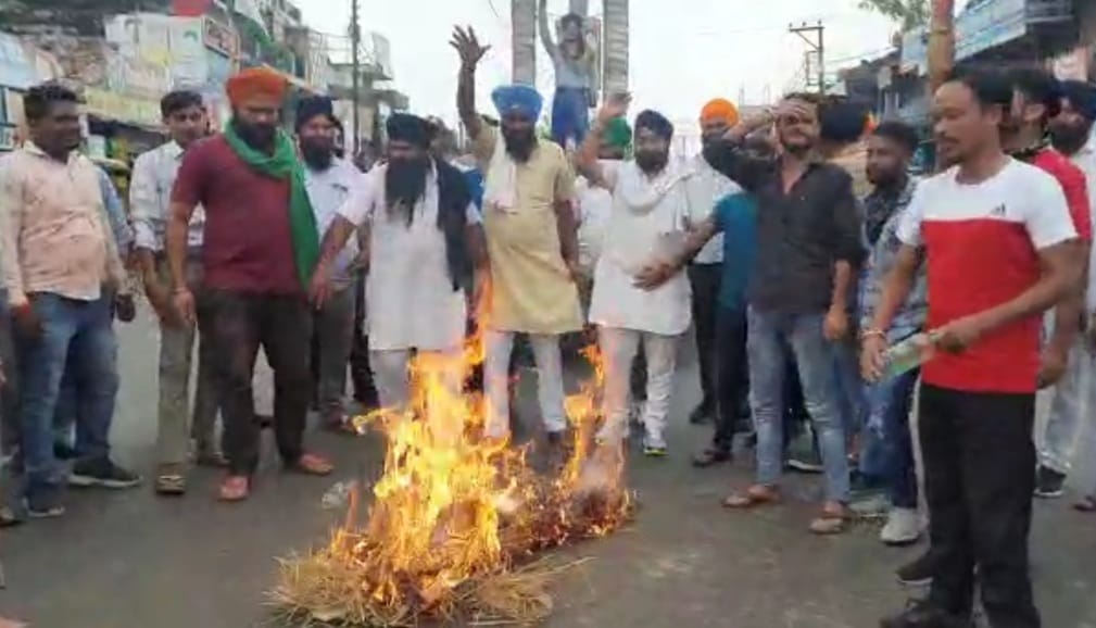 किसानो पर लाठीचार्ज के विरोध में किसानों ने हरियाणा की भाजपा सरकार का फूंका पुतला
