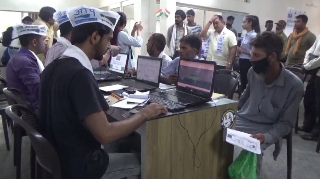 आम आदमी पार्टी के नेता दीपक बाली ने की अनूठी मिसाल कायम,सरकार की योजना का लाभ पहुंचाने के लिये लगाया कैम्प