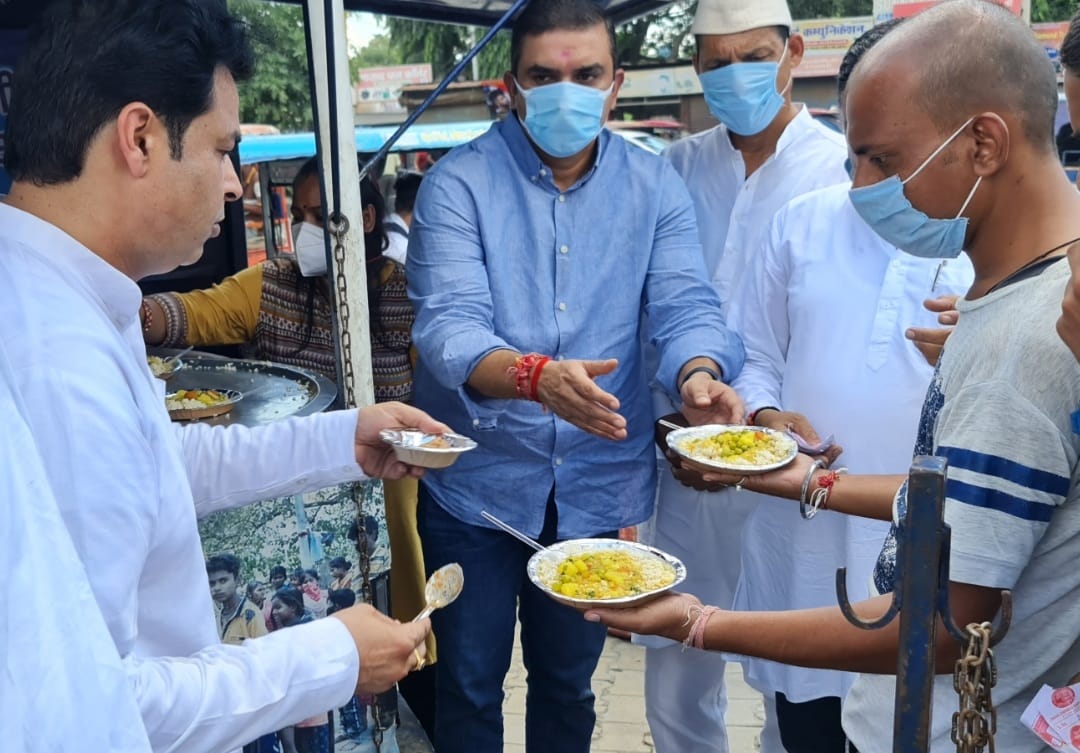स्व. डा0 इंदिरा हृदयेश की स्मृति में कांग्रेसी नेताओं ने जरूरतमंदों को भोजन वितरित किया