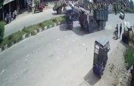 देखिये...लाईव एक्सीडेंट कैसे तेज़ रफ़्तार डम्पर ने एक कार और ई-रिक्शा को उड़ाया