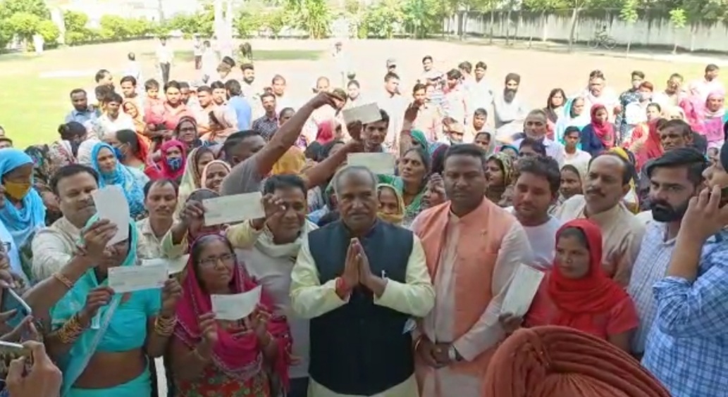 आपदा से हुए नुकसान पर कैबिनेट मंत्री ने बाटे सहायता राशि के चैक